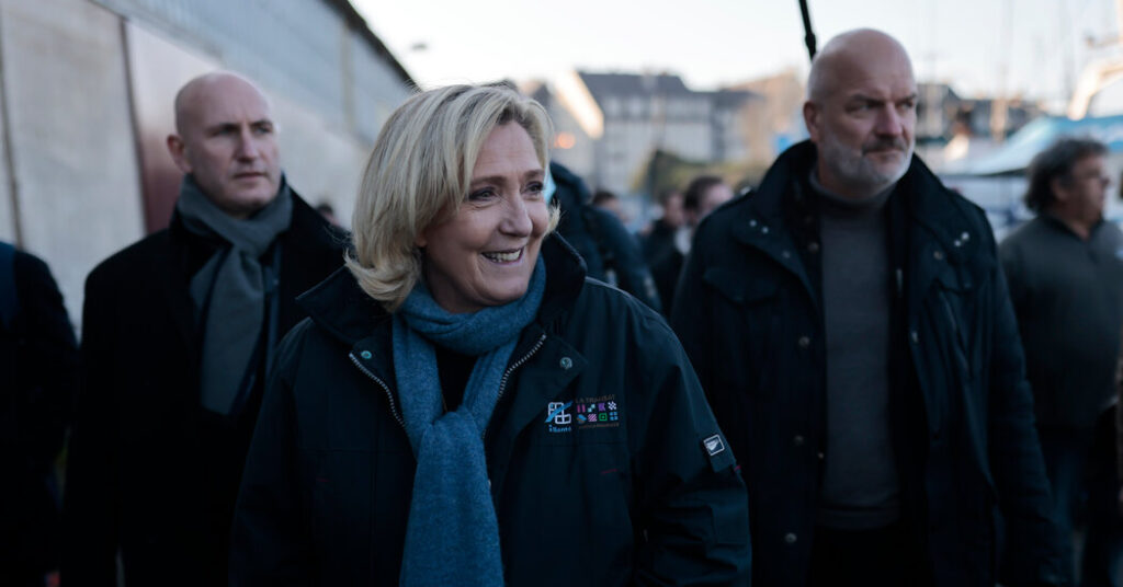 Marine Le Pen, Kicking Off Her Campaign, Tries to Embody Credibility