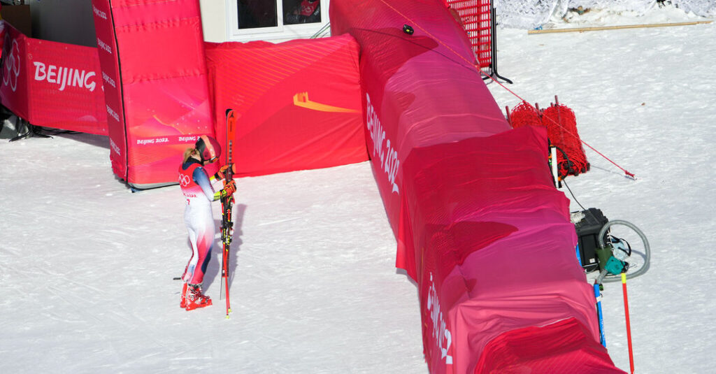 mikaela shiffrin falls in the giant slalom and is disqualified