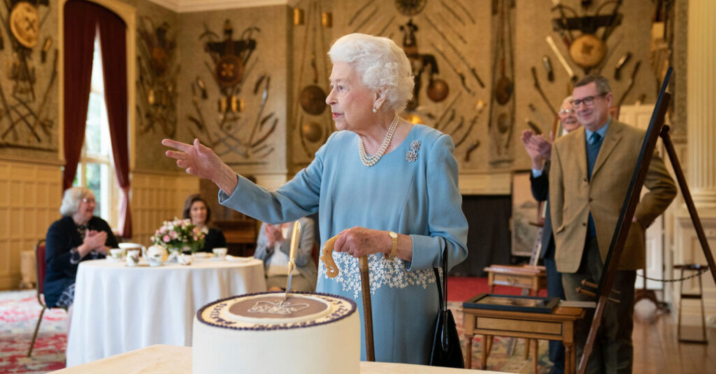 queen elizabeth commemorates platinum jubilee marking 70 year reign