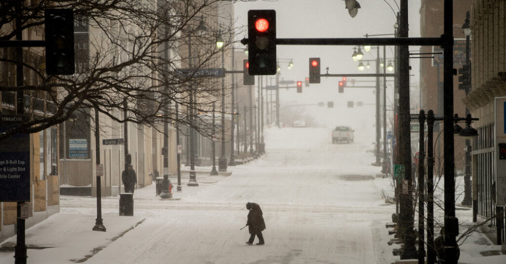 snowstorm hits midwest as region braces for ice and freezing rain