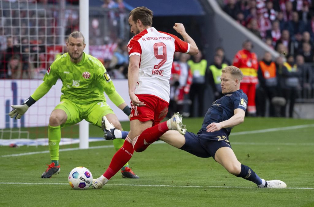 Kane scores hat trick and sets up 2 goals as Bayern routs Mainz 8-1 in Bundesliga