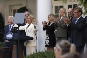 'West Wing' cast visits White House for a 25th anniversary party