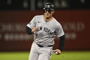 Yankees' Anthony Rizzo leaves game against Pirates after being hit on right hand